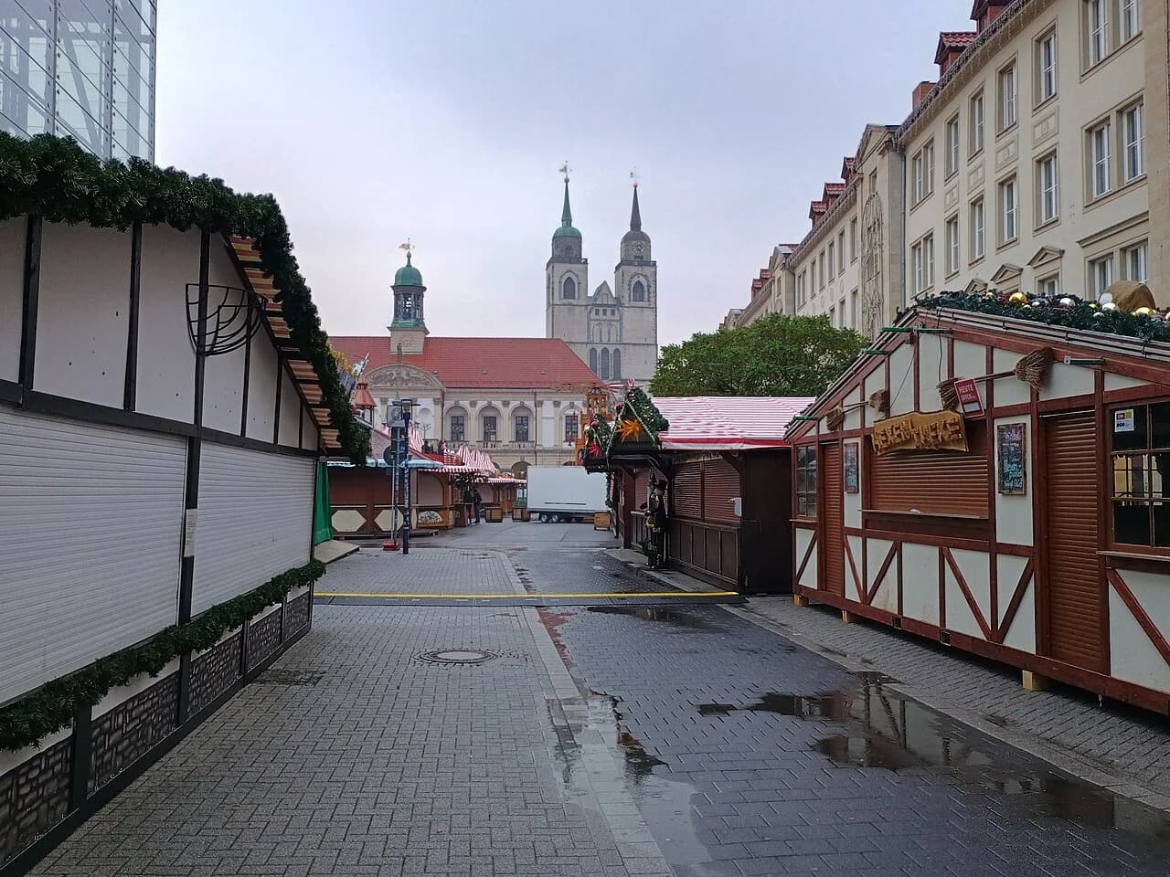 How to Get to Magdeburger Weihnachtsmarkt: Travel Tips by Train, Car & More