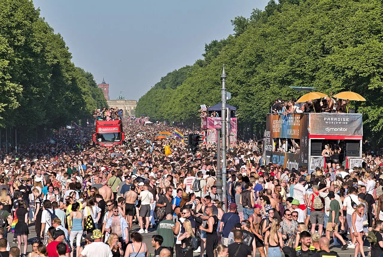 Rave the Planet Food Guide: What to Eat, Drink & Bring