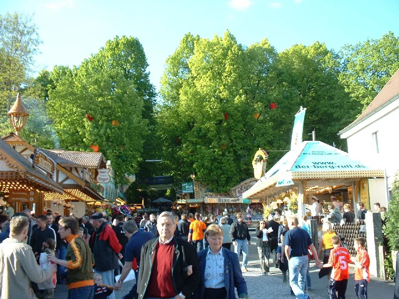 What to Wear to Bergkirchweih: Dirndl, Lederhosen & Practical Tips