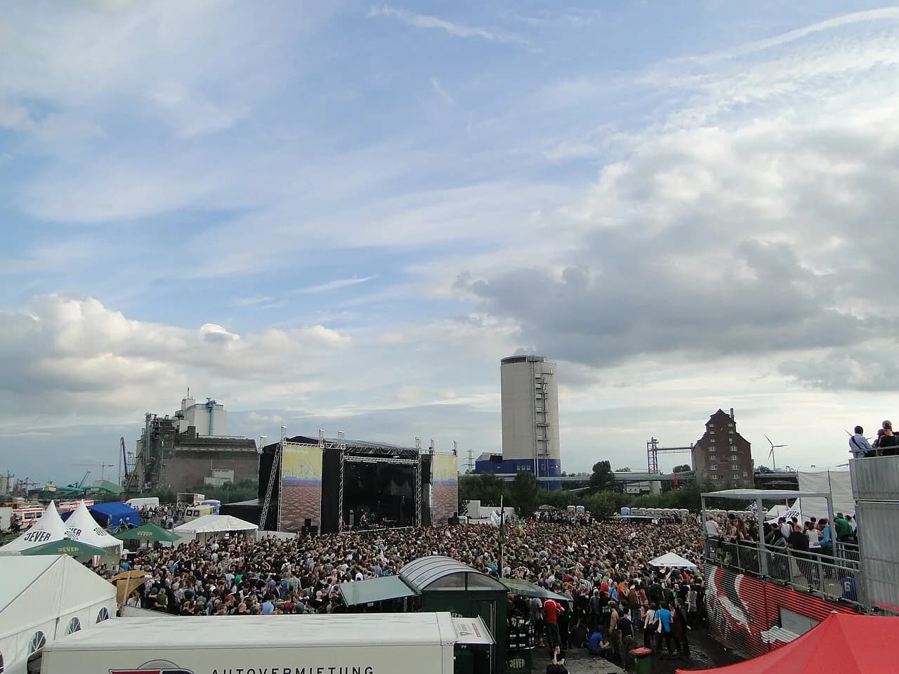 Where to Stay for MS Dockville 2026: Best Areas & Transport Tips