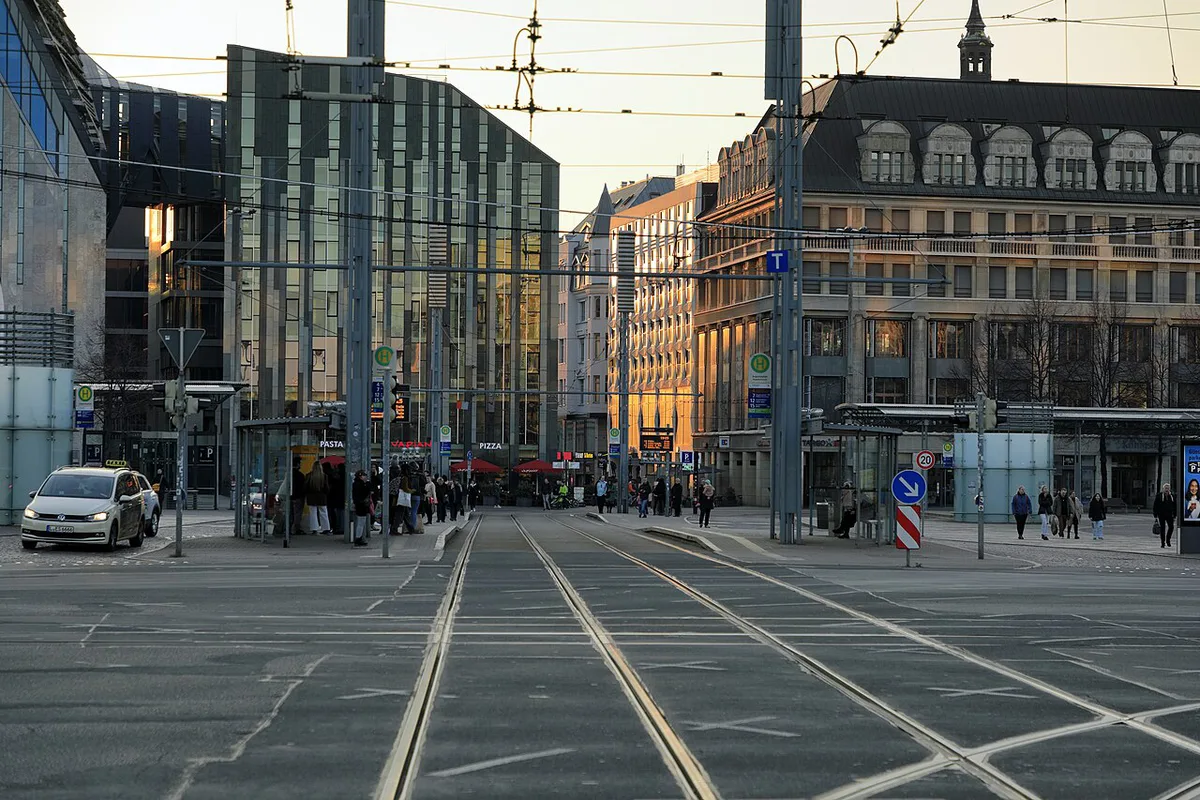 L01 367 Augustusplatz Haltestelle Mittelfahrbahn — 2
