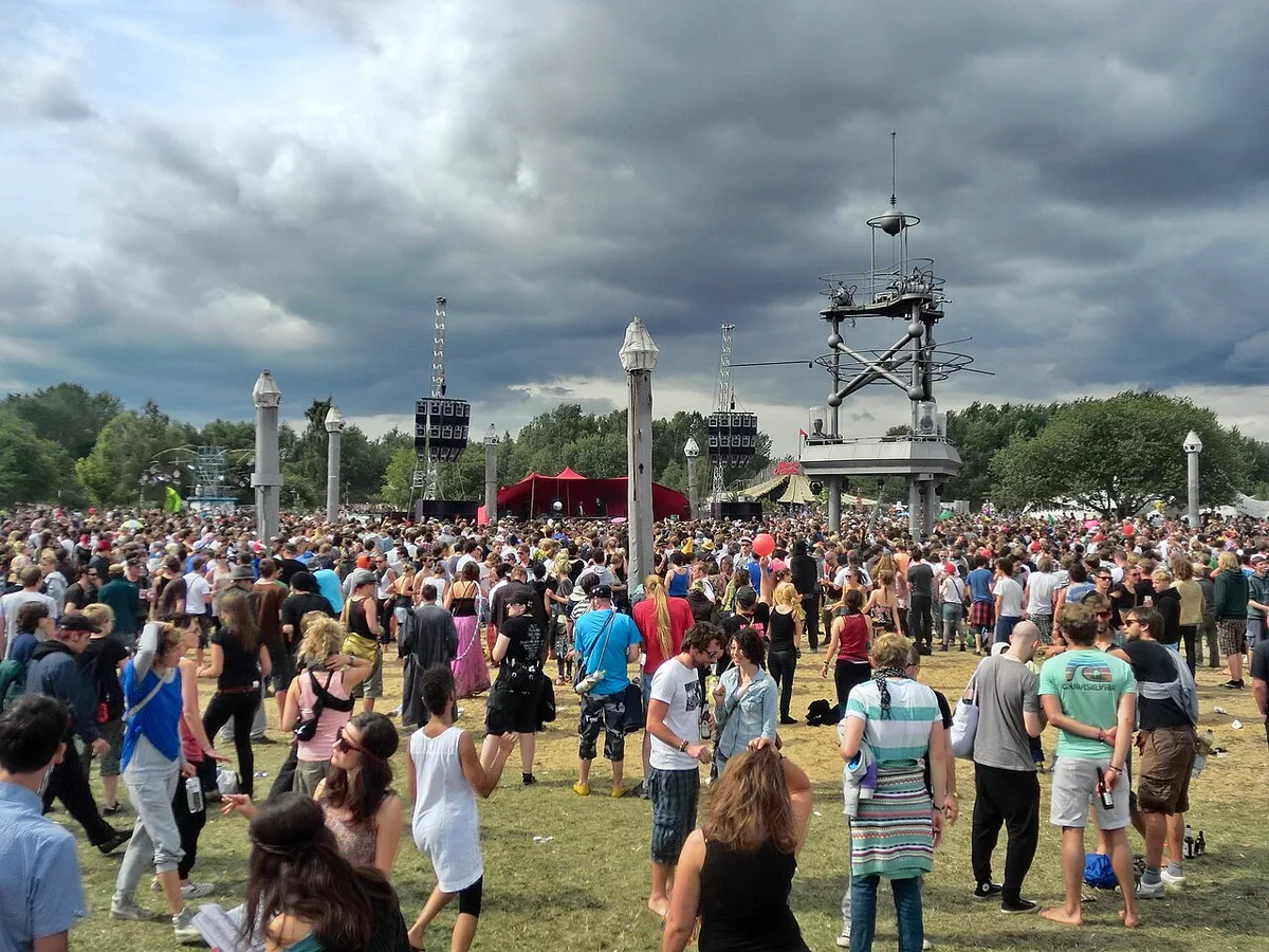 Turmbuhne dancing crowd (5904558207) — 1
