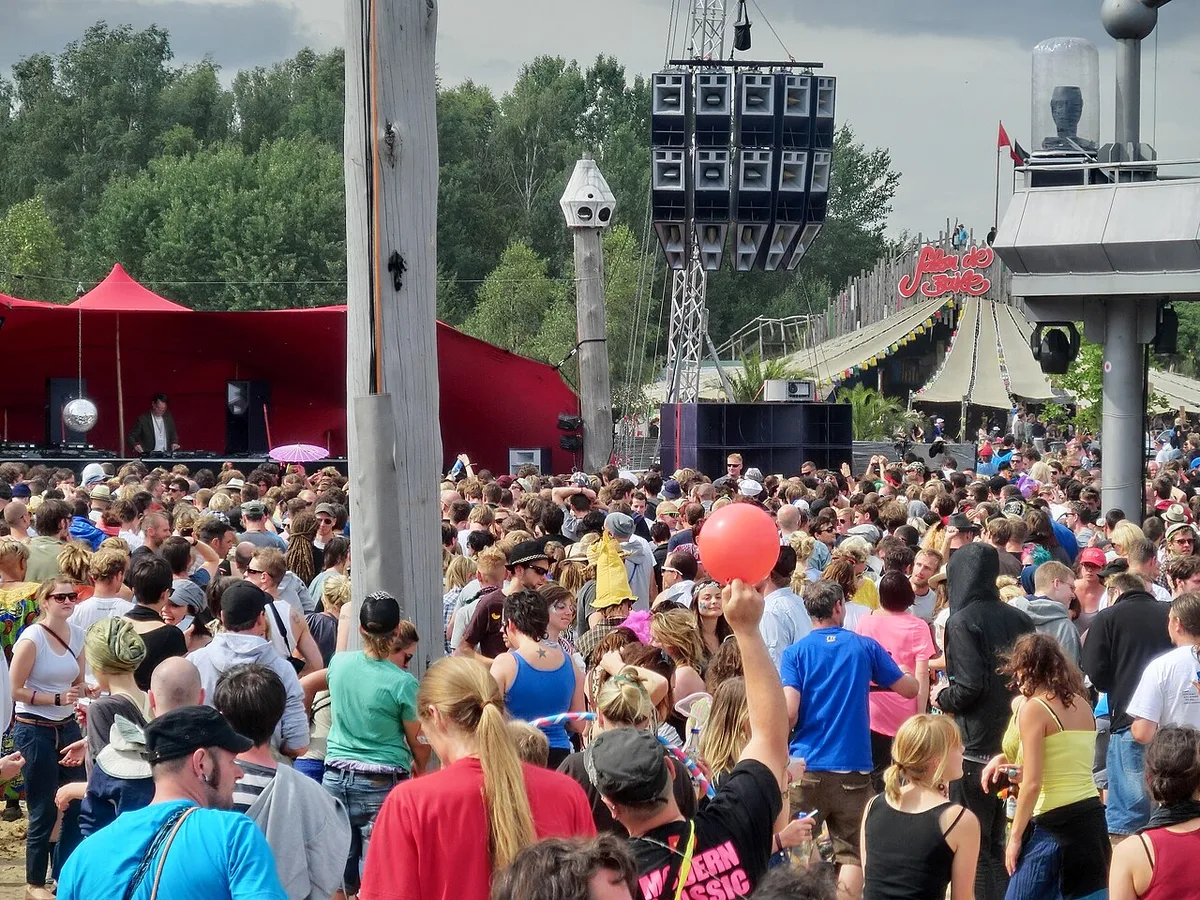 Turmbuhne dancing crowd (5905118094) — 1