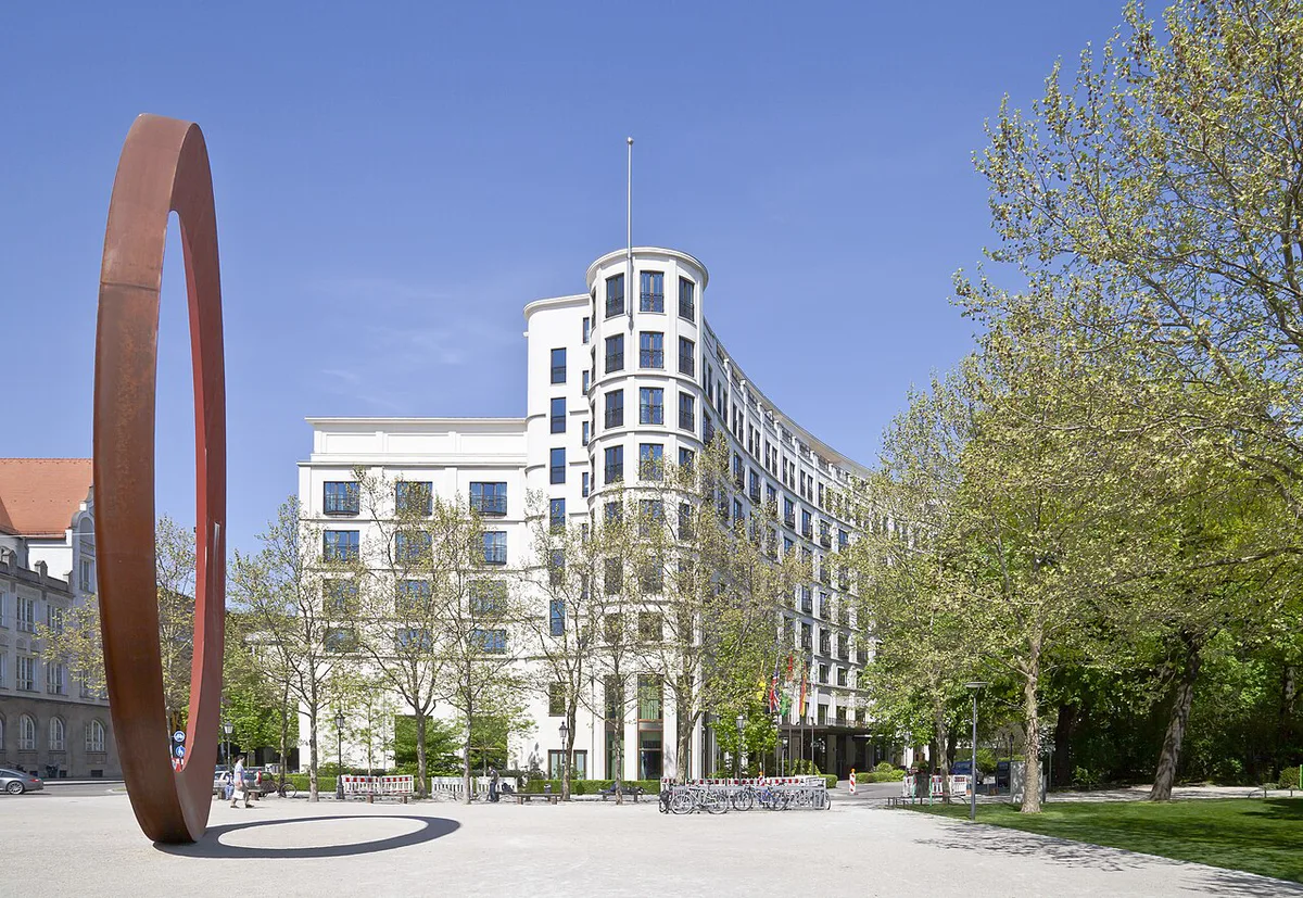 El Anillo y el hotel Charles  Múnich  Alemania  2012-04-30  DD 01 — 2