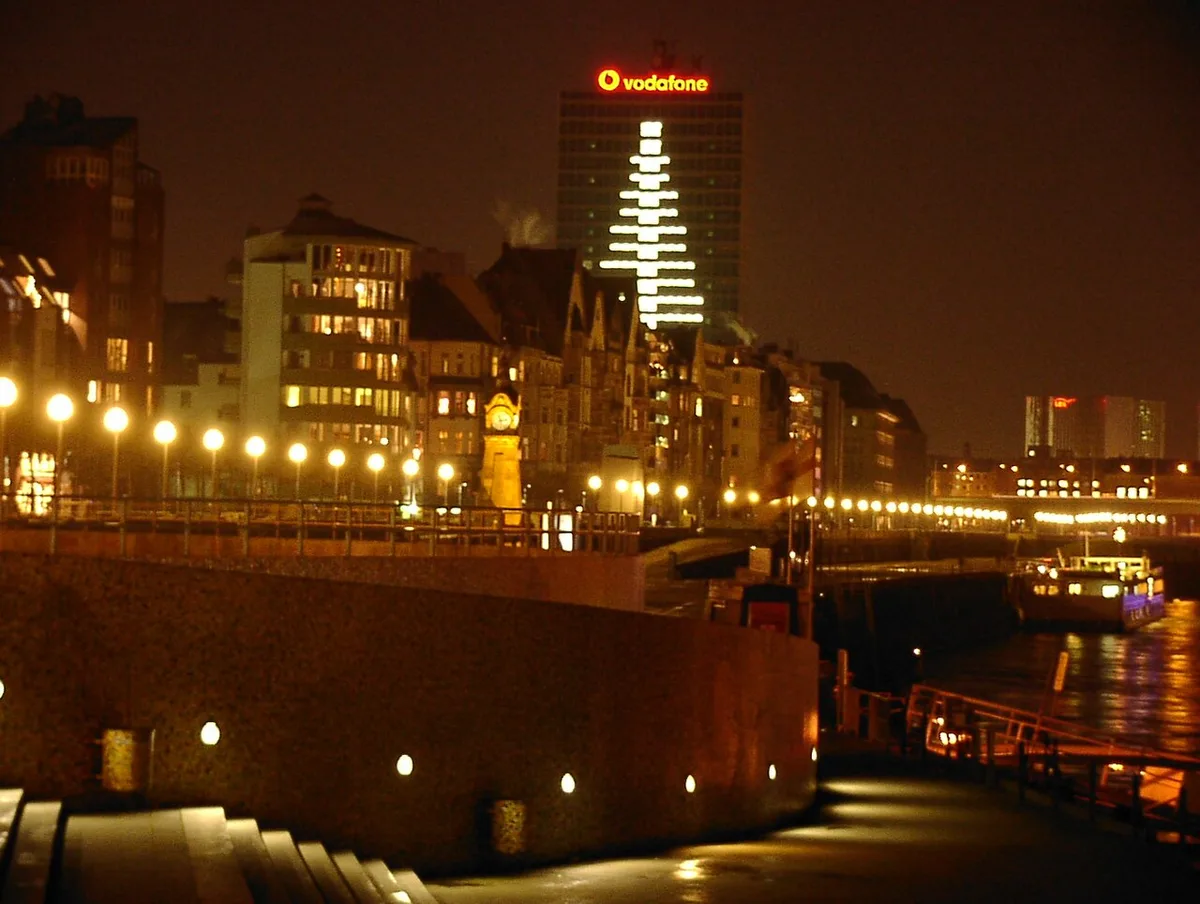 Duesseldorf riverside by night 02 — 2