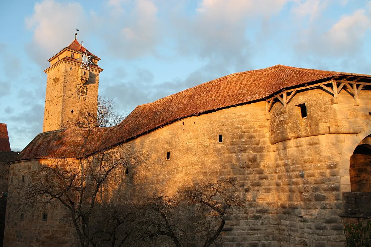 Snowy medieval streets and market stalls in Rothenburg ob der Tauber — 1