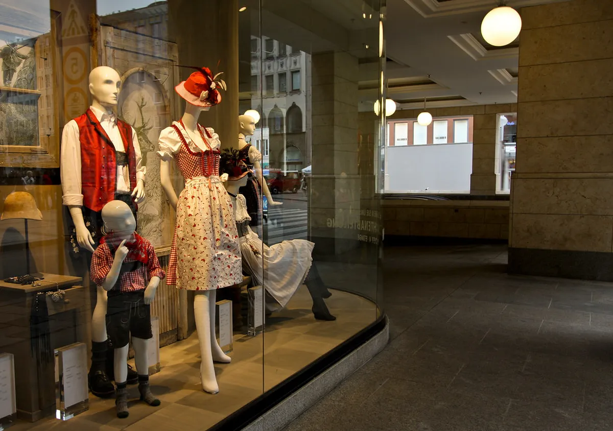 How to Tie a Dirndl Apron Bow — a scene in Munich